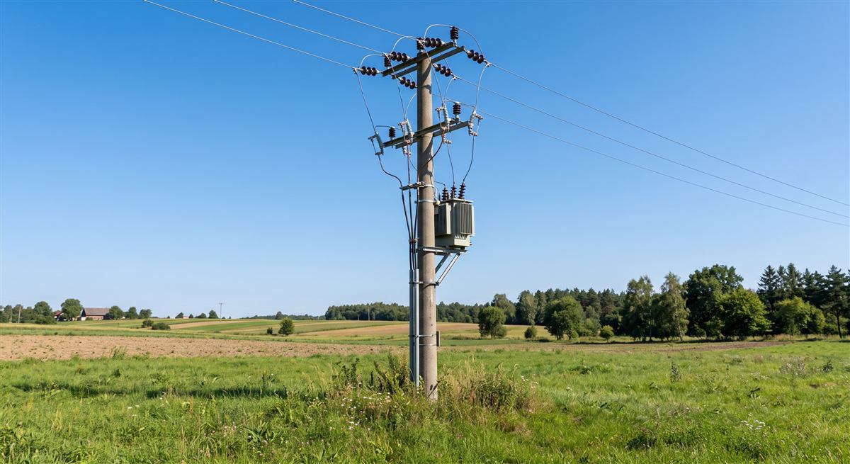 Stacja transformatorowa na słupach energetycznych